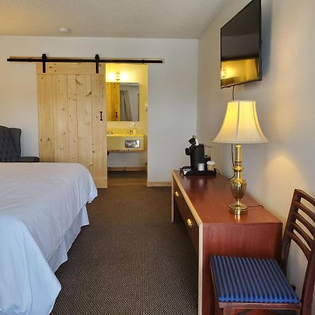 Warden Inn Deer Lodge Bagian luar foto