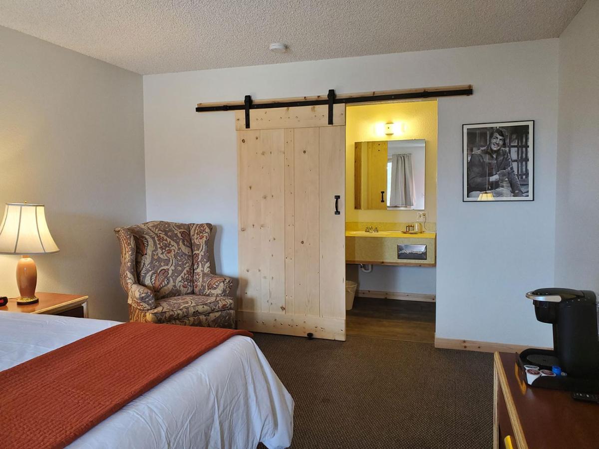 Warden Inn Deer Lodge Bagian luar foto