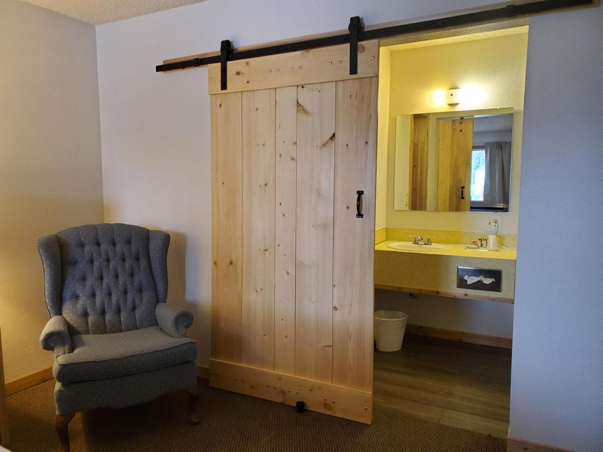 Warden Inn Deer Lodge Bagian luar foto