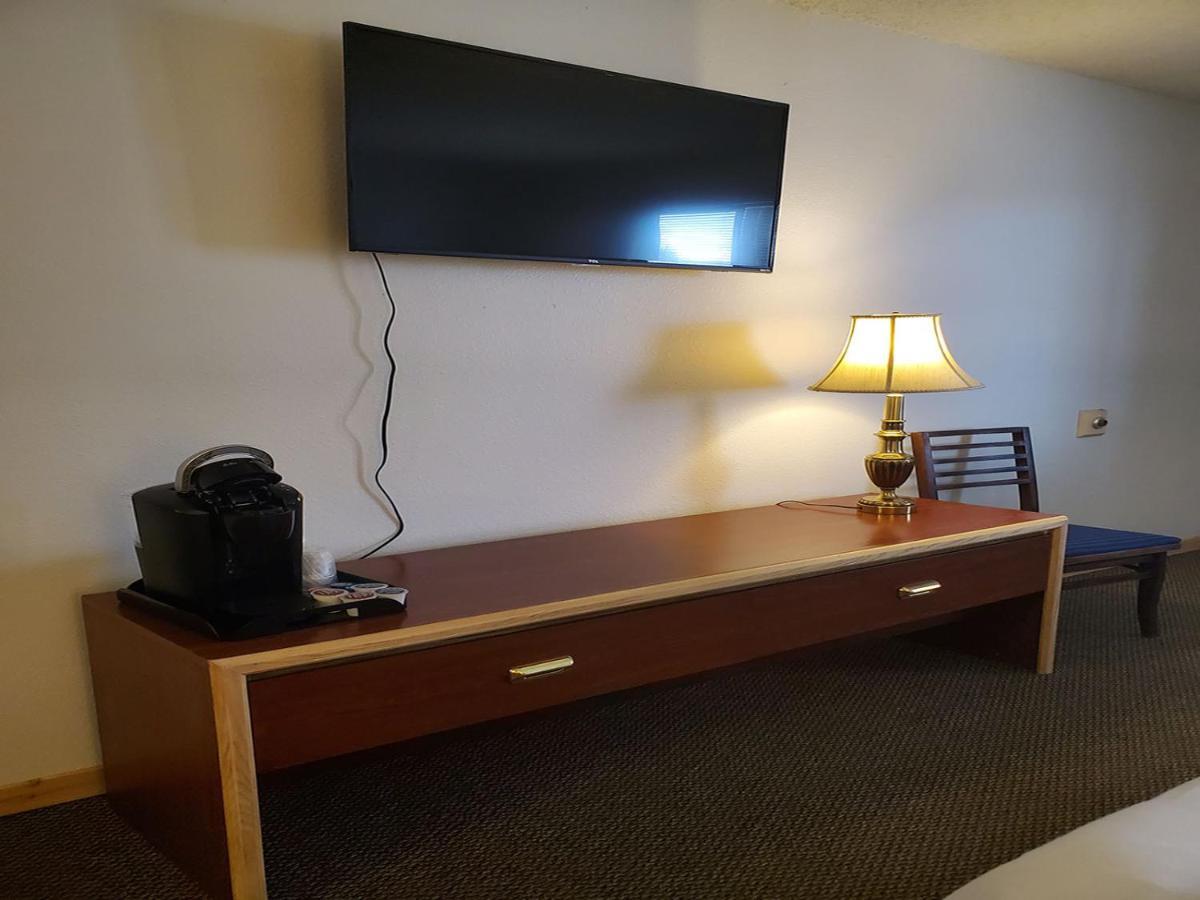 Warden Inn Deer Lodge Bagian luar foto