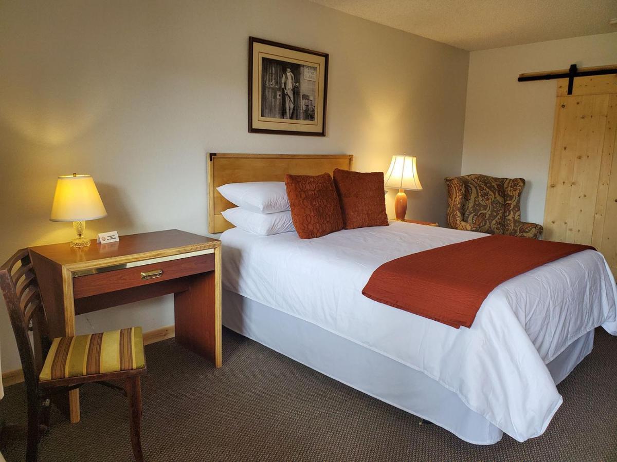 Warden Inn Deer Lodge Bagian luar foto
