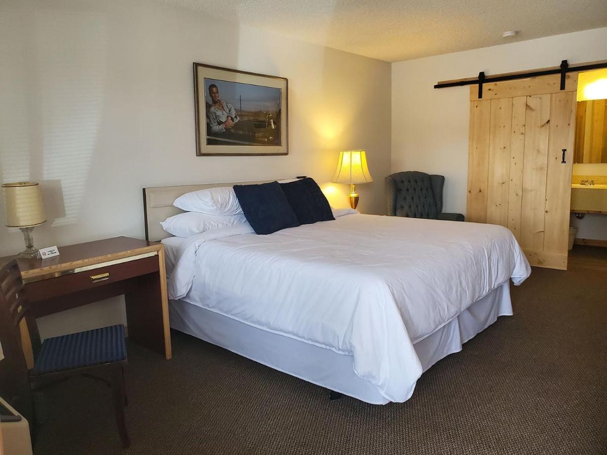Warden Inn Deer Lodge Bagian luar foto